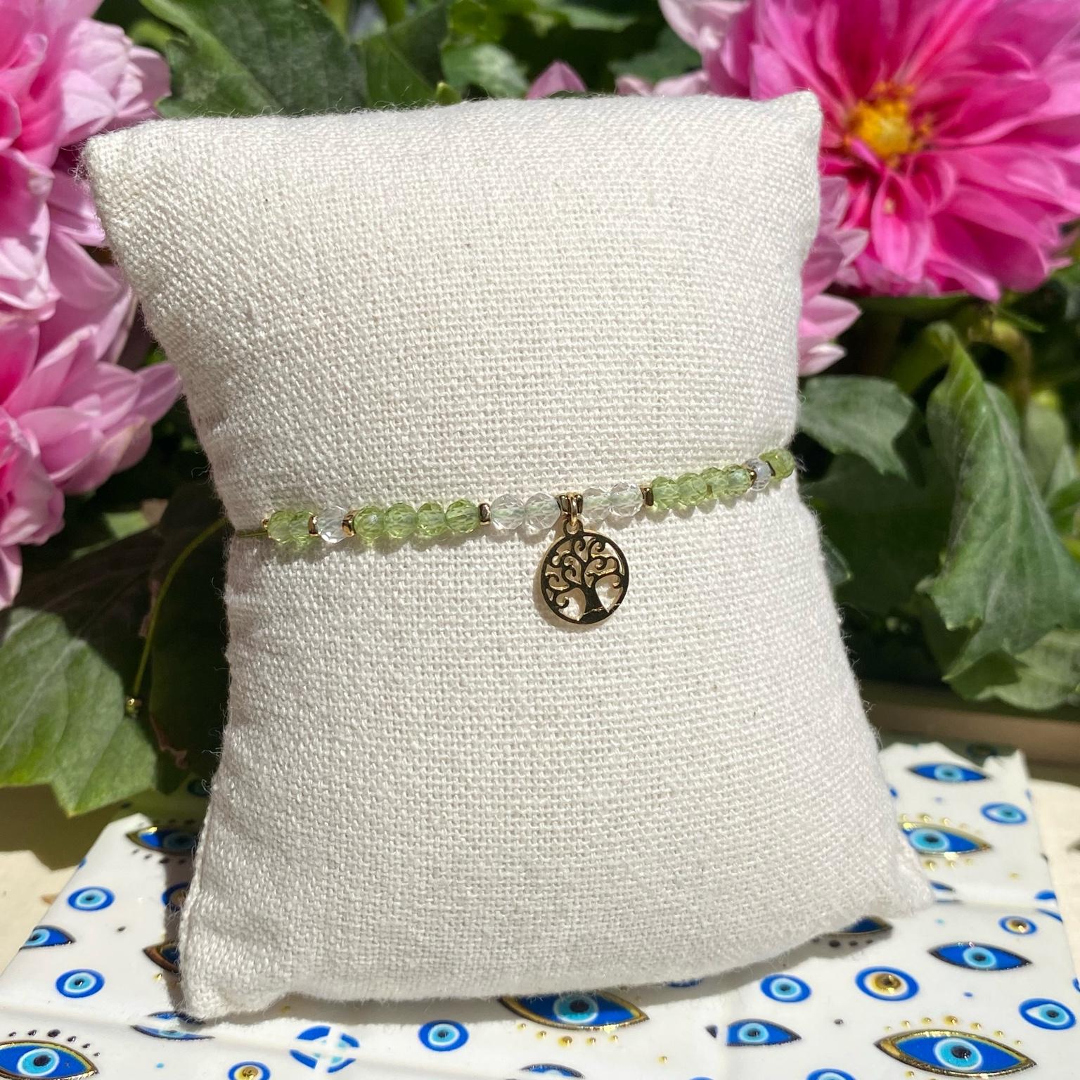 Bracelet bohème fait main en cristal de roche et péridot, monté sur fil vert avec apprêts dorés et breloque arbre de vie, signé Les Merveilles by Pauline.
