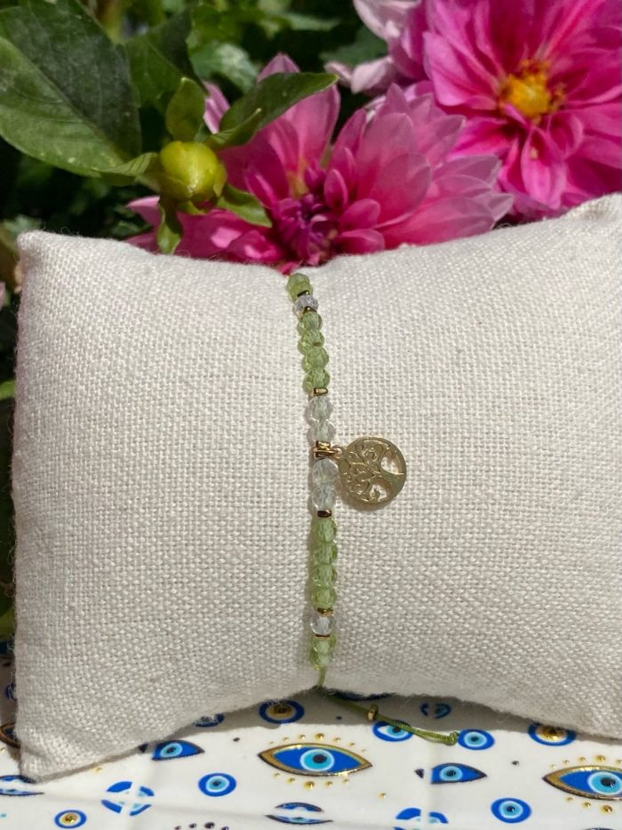 Bracelet bohème fait main en cristal de roche et péridot, monté sur fil vert avec apprêts dorés et breloque arbre de vie, signé Les Merveilles by Pauline.