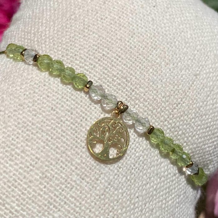 Bracelet bohème fait main en cristal de roche et péridot, monté sur fil vert avec apprêts dorés et breloque arbre de vie, signé Les Merveilles by Pauline.
