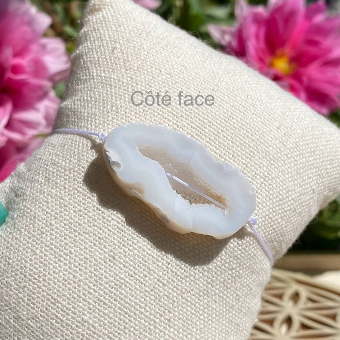 Bracelet bohème fait main en tranche unique d'agate blanche, monté sur fil blanc, signé Les Merveilles by Pauline.
