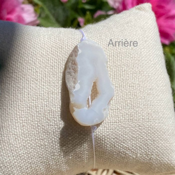 Bracelet bohème fait main en tranche unique d'agate blanche, monté sur fil blanc, signé Les Merveilles by Pauline.