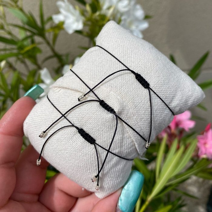Bracelet vue de dos pour montrer le nœud coulissant.