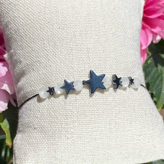 Bracelet bohème fait main en pierre de lune bleutée et hématite représentant des étoiles, monté sur fil noir, signé Les Merveilles by Pauline.