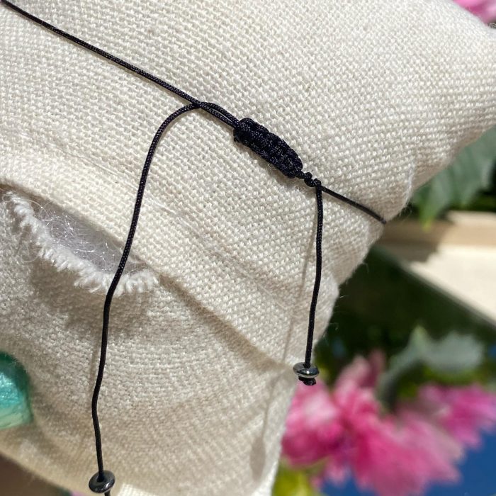 Bracelet vue de dos pour montrer le nœud coulissant.