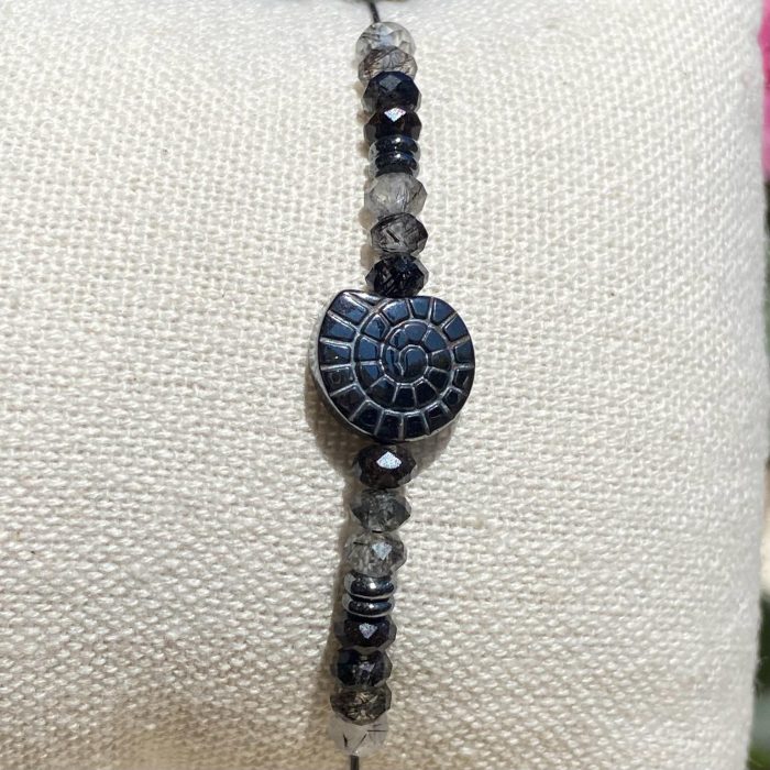 Bracelet bohème fait main en quartz tourmaline, perle centrale en hématite représentant un coquillage amonite, monté sur fil noir, signé Les Merveilles by Pauline.