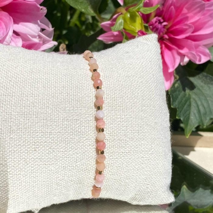 Bracelet bohème fait main en opale rose de Chine, monté sur fil rose avec apprêts dorés, signé Les Merveilles by Pauline.