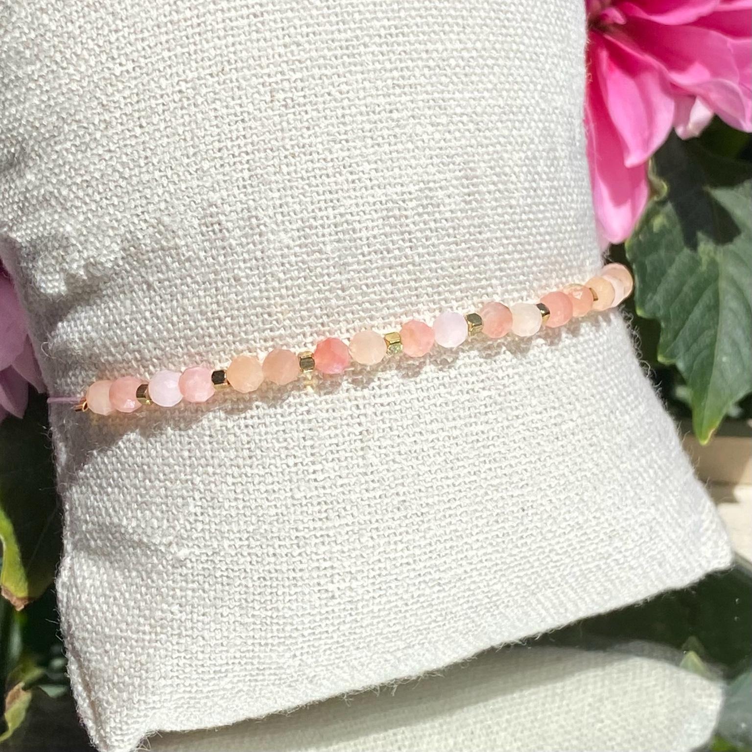 Bracelet bohème fait main en opale rose de Chine, monté sur fil rose avec apprêts dorés, signé Les Merveilles by Pauline.