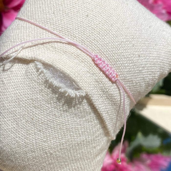 Bracelet vue de dos pour montrer le nœud coulissant.