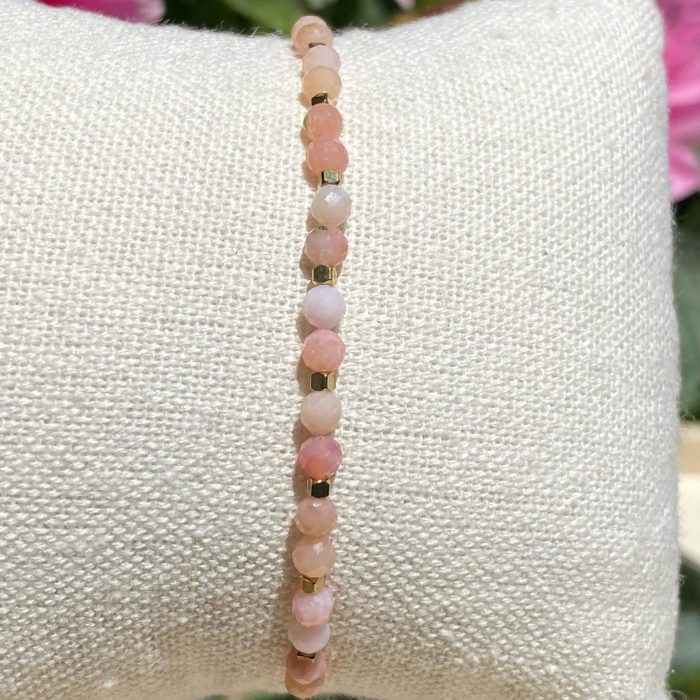 Bracelet bohème fait main en opale rose de Chine, monté sur fil rose avec apprêts dorés, signé Les Merveilles by Pauline.