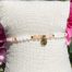 Bracelet bohème fait main en opale rose de Chine, monté sur fil rose avec apprêts dorés et breloque cercle texturé doré, signé Les Merveilles by Pauline.