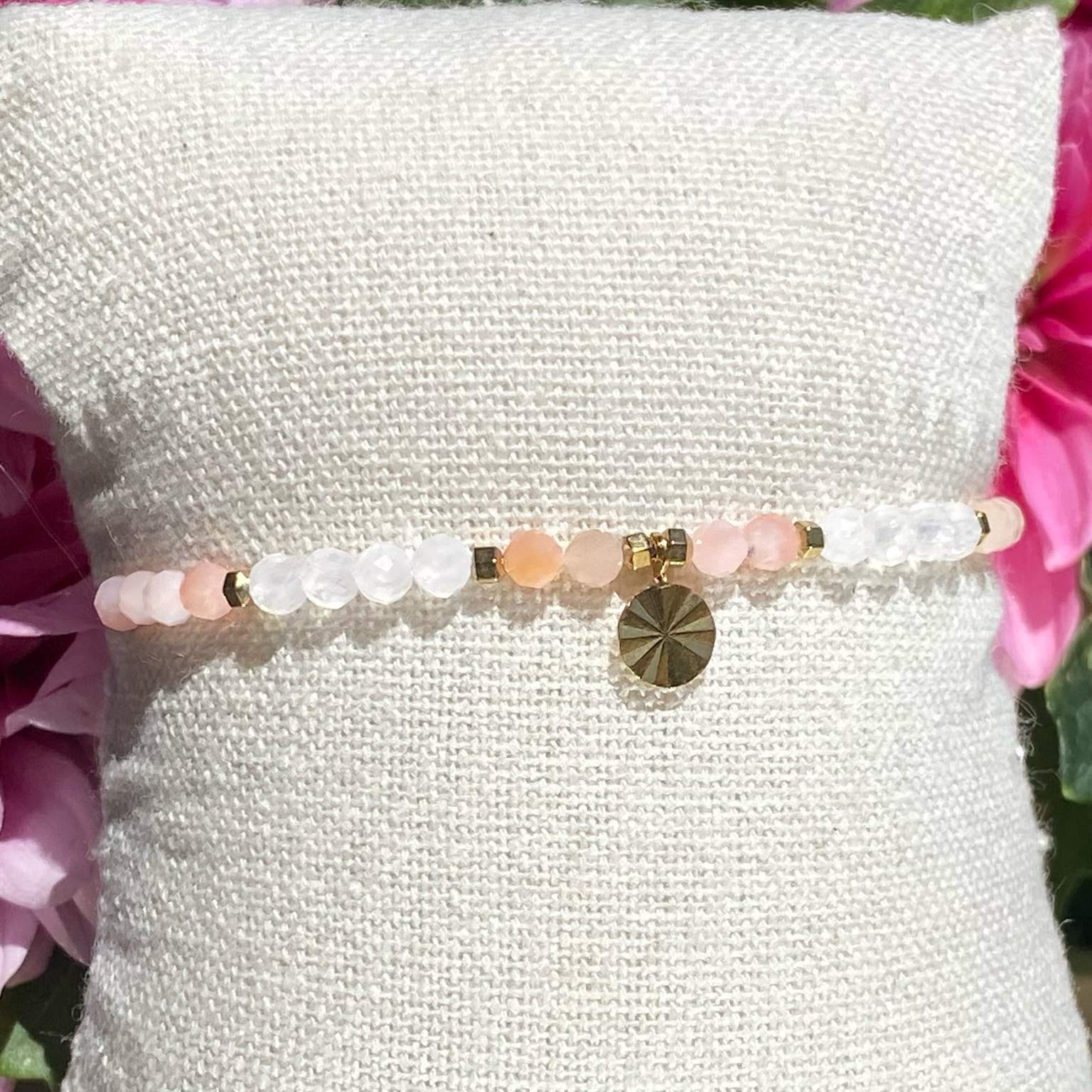 Bracelet bohème fait main en opale rose de Chine, monté sur fil rose avec apprêts dorés et breloque cercle texturé doré, signé Les Merveilles by Pauline.