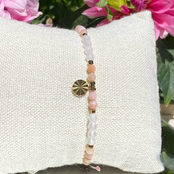 Bracelet bohème fait main en opale rose de Chine, monté sur fil rose avec apprêts dorés et breloque cercle texturé doré, signé Les Merveilles by Pauline.
