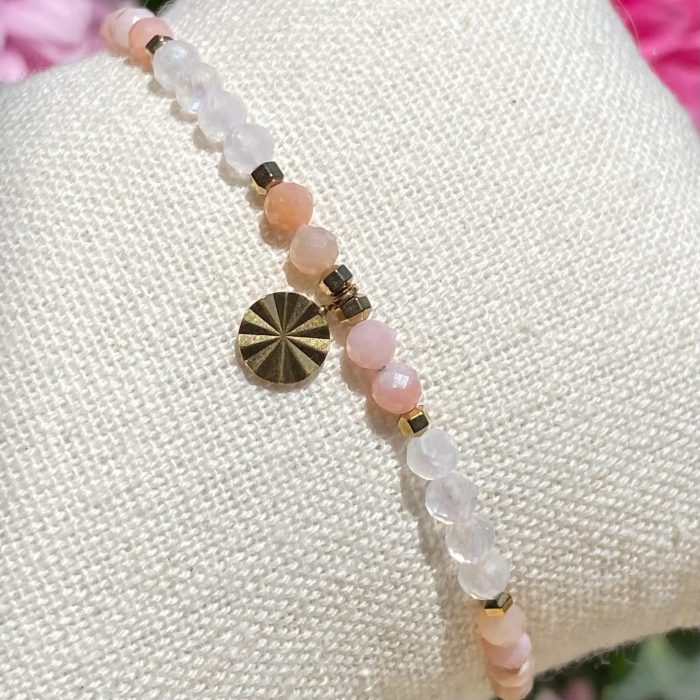 Bracelet bohème fait main en opale rose de Chine, monté sur fil rose avec apprêts dorés et breloque cercle texturé doré, signé Les Merveilles by Pauline.