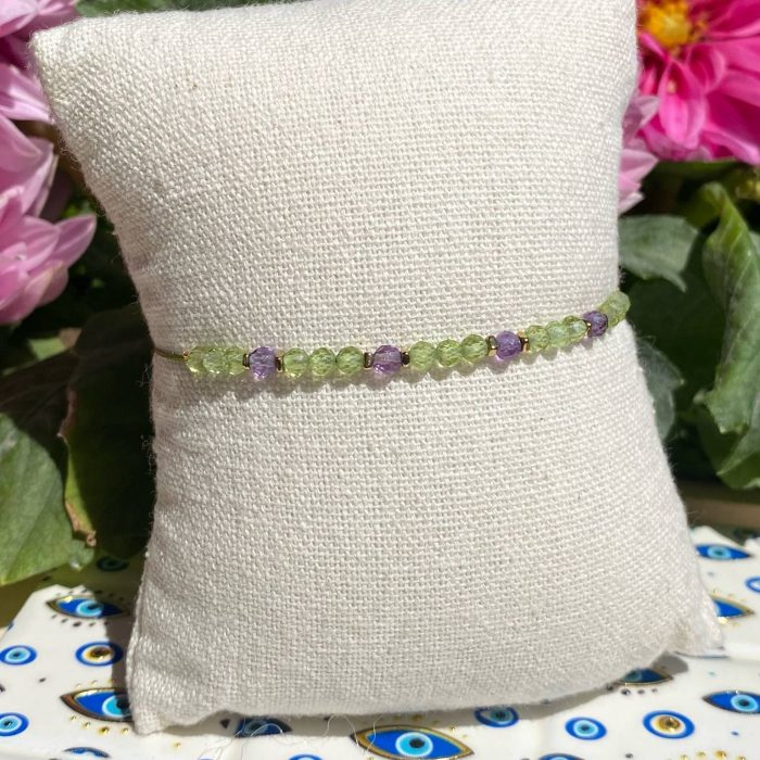 Bracelet bohème fait main en améthyste et péridot, monté sur fil vert avec apprêts dorés, signé Les Merveilles by Pauline.
