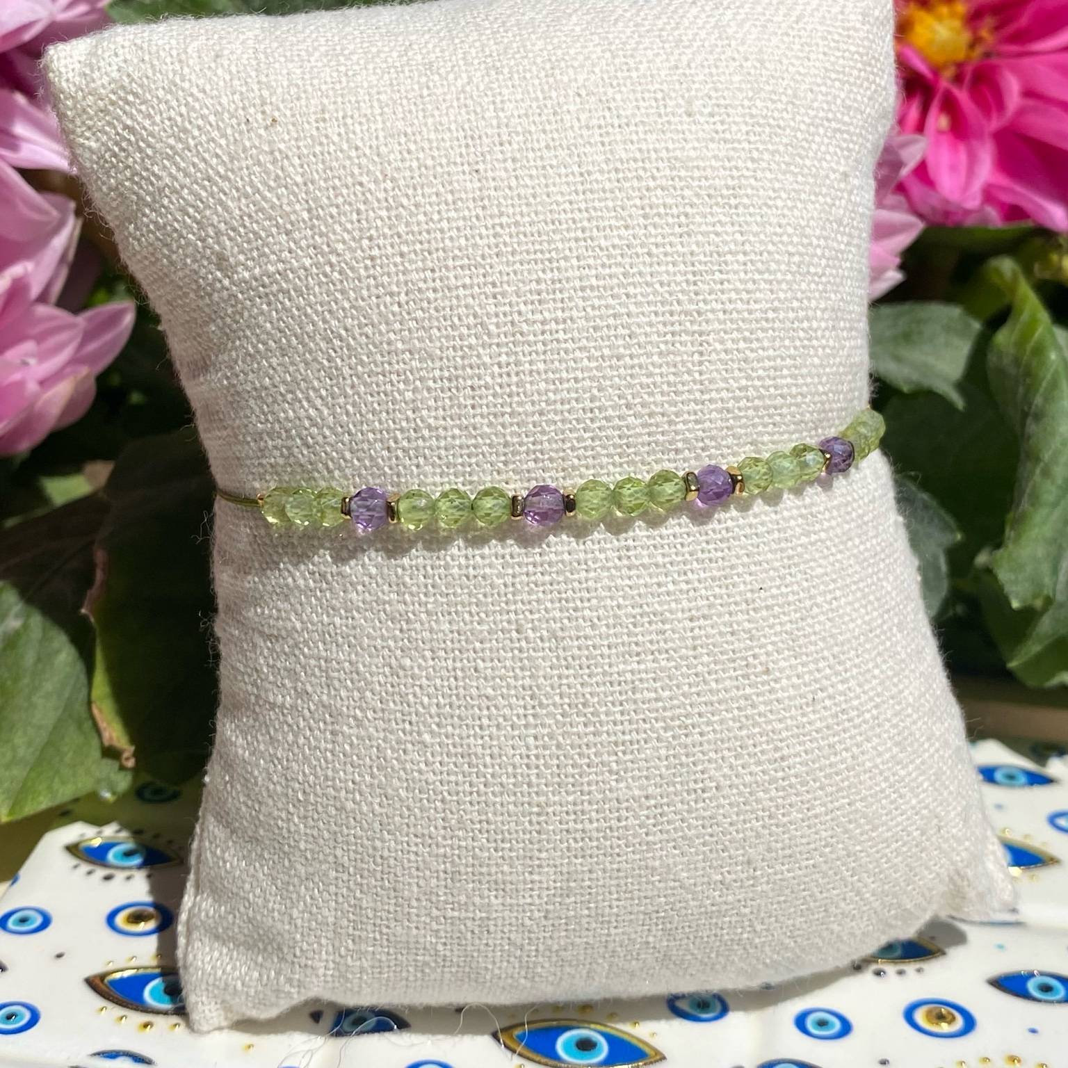 Bracelet bohème fait main en améthyste et péridot, monté sur fil vert avec apprêts dorés, signé Les Merveilles by Pauline.