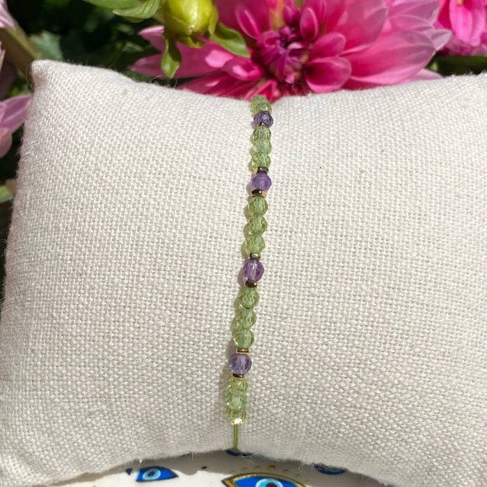 Bracelet bohème fait main en améthyste et péridot, monté sur fil vert avec apprêts dorés, signé Les Merveilles by Pauline.