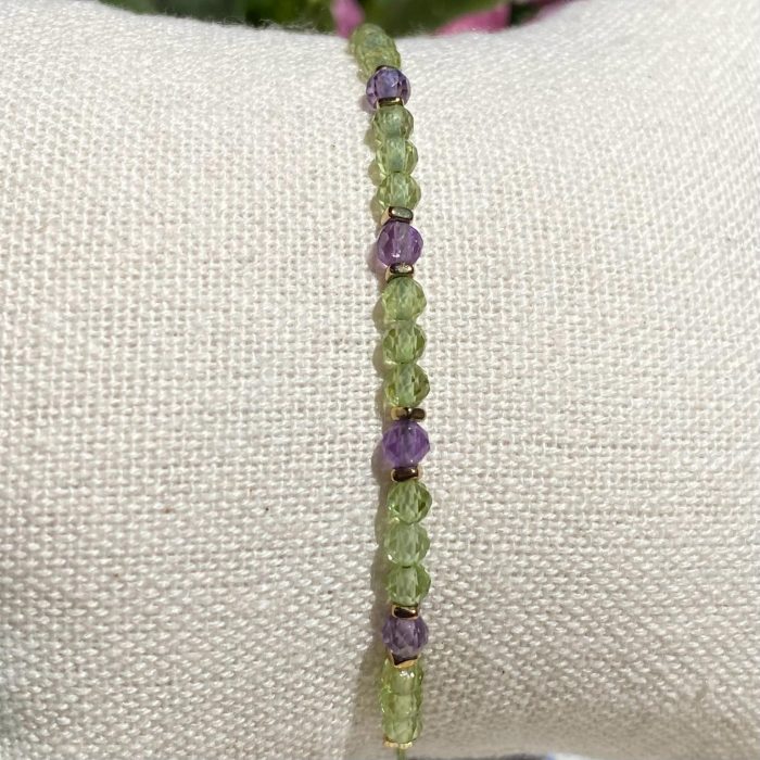 Bracelet bohème fait main en améthyste et péridot, monté sur fil vert avec apprêts dorés, signé Les Merveilles by Pauline.