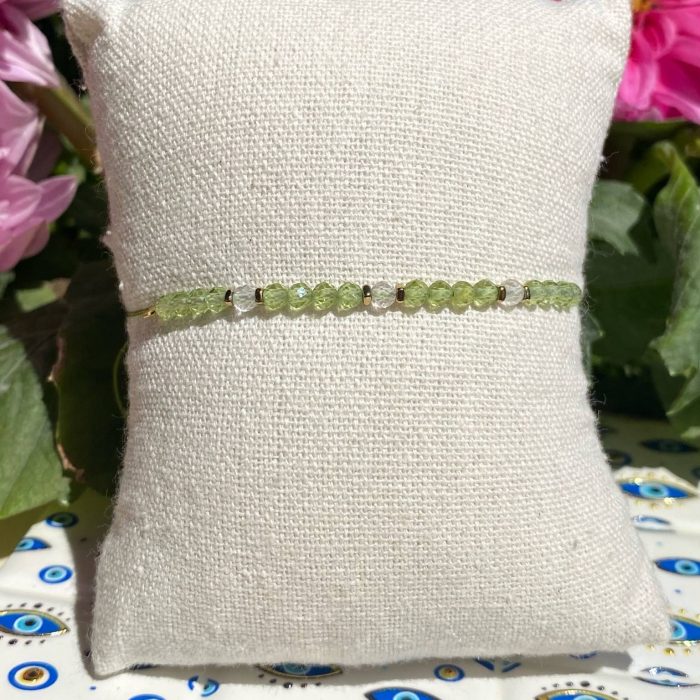 Bracelet bohème fait main en cristal de roche et péridot, monté sur fil vert avec apprêts dorés, signé Les Merveilles by Pauline.
