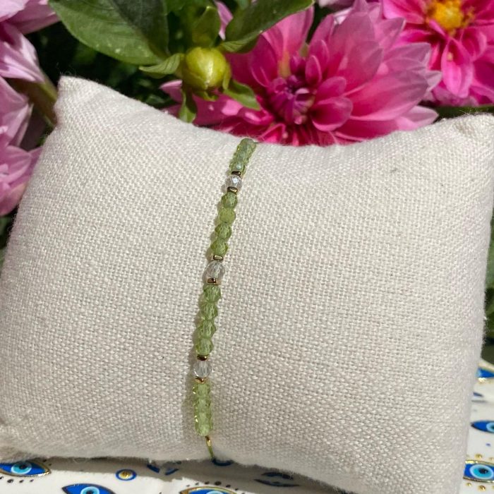 Bracelet bohème fait main en cristal de roche et péridot, monté sur fil vert avec apprêts dorés, signé Les Merveilles by Pauline.