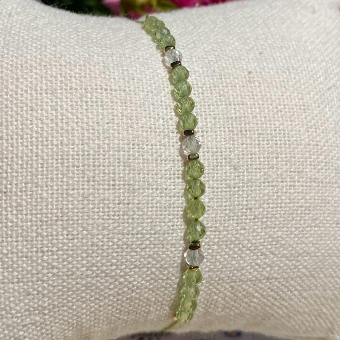 Bracelet bohème fait main en cristal de roche et péridot, monté sur fil vert avec apprêts dorés, signé Les Merveilles by Pauline.