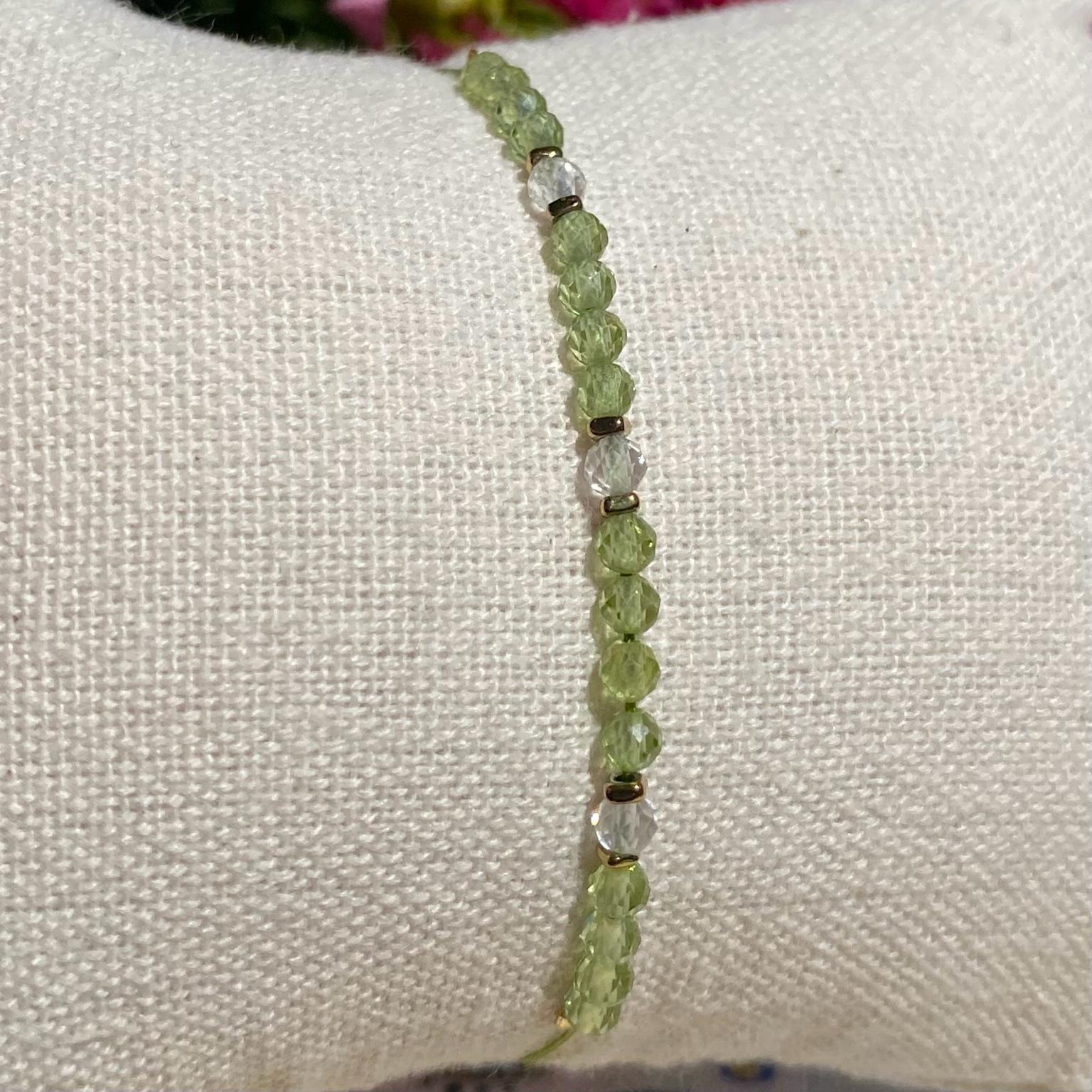 Bracelet bohème fait main en cristal de roche et péridot, monté sur fil vert avec apprêts dorés, signé Les Merveilles by Pauline.