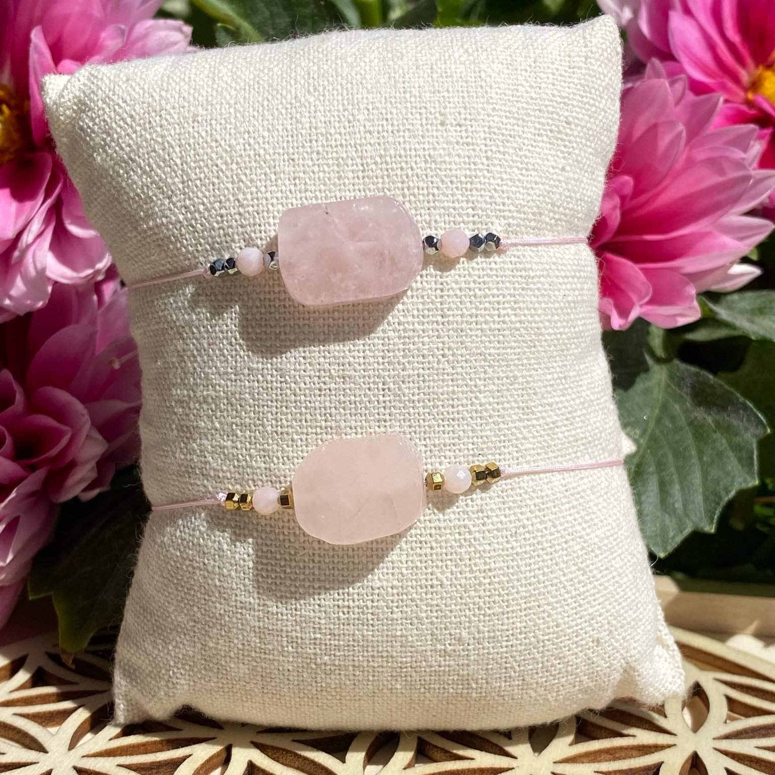 2 bracelets bohèmes fait main en quartz rose, monté sur fil rose avec apprêts argentés ou dorés, signé Les Merveilles by Pauline.