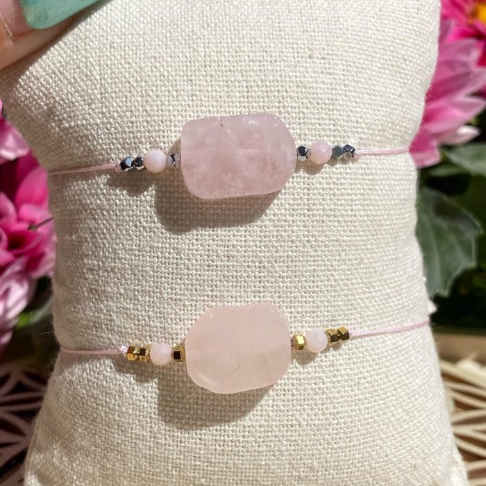 2 bracelets bohèmes fait main en quartz rose, monté sur fil rose avec apprêts argentés ou dorés, signé Les Merveilles by Pauline.