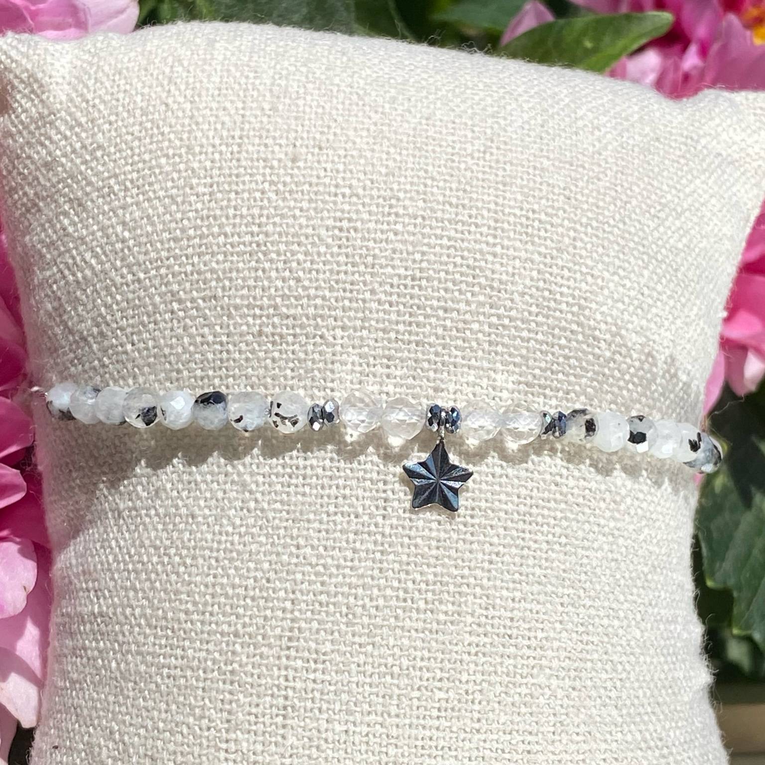 Bracelet bohème fait main en quartz tourmaline, monté sur fil gris avec apprêts argentés, breloque étoile, signé Les Merveilles by Pauline.