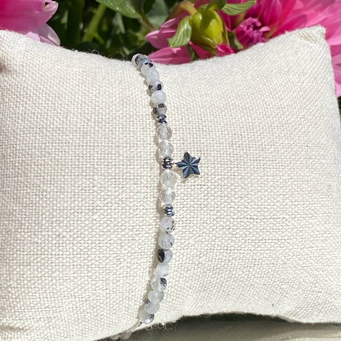 Bracelet bohème fait main en quartz tourmaline, monté sur fil gris avec apprêts argentés, breloque étoile, signé Les Merveilles by Pauline.
