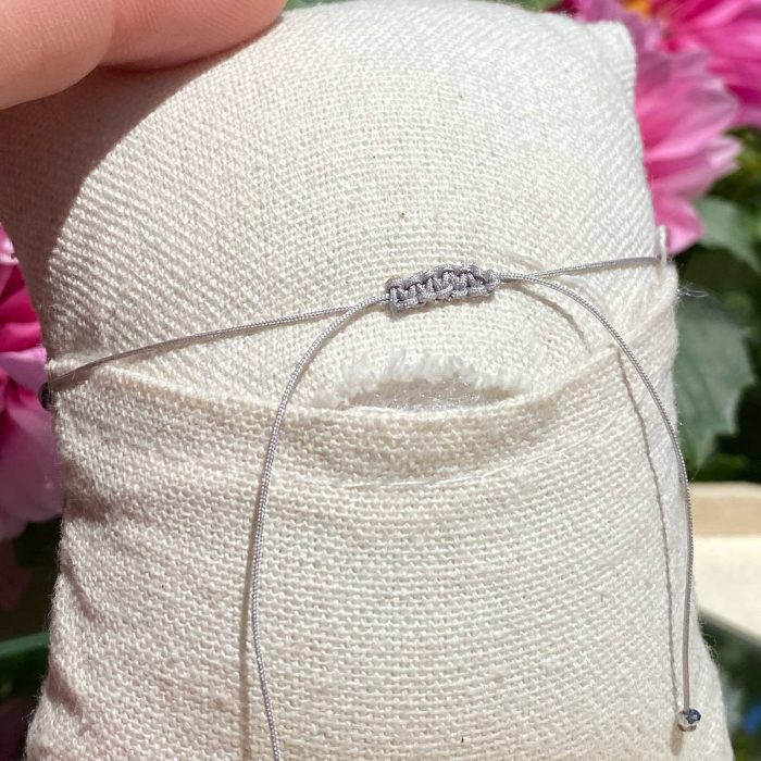 Bracelet vue de dos pour montrer le nœud coulissant.