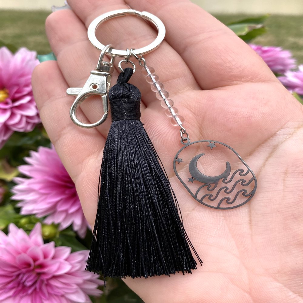 Porte-clé en cristal de roche avec pompon noir et une breloque lune sur l'océan argenté, fait main
