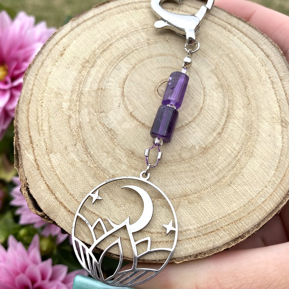 Porte-clé en améthyste avec une breloque lotus avec vue sur la lune et les étoiles argenté, fait main