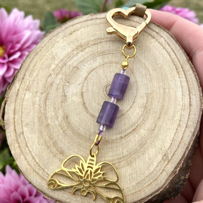 Porte-clé en améthyste avec une breloque papillon de nuit doré, fait main