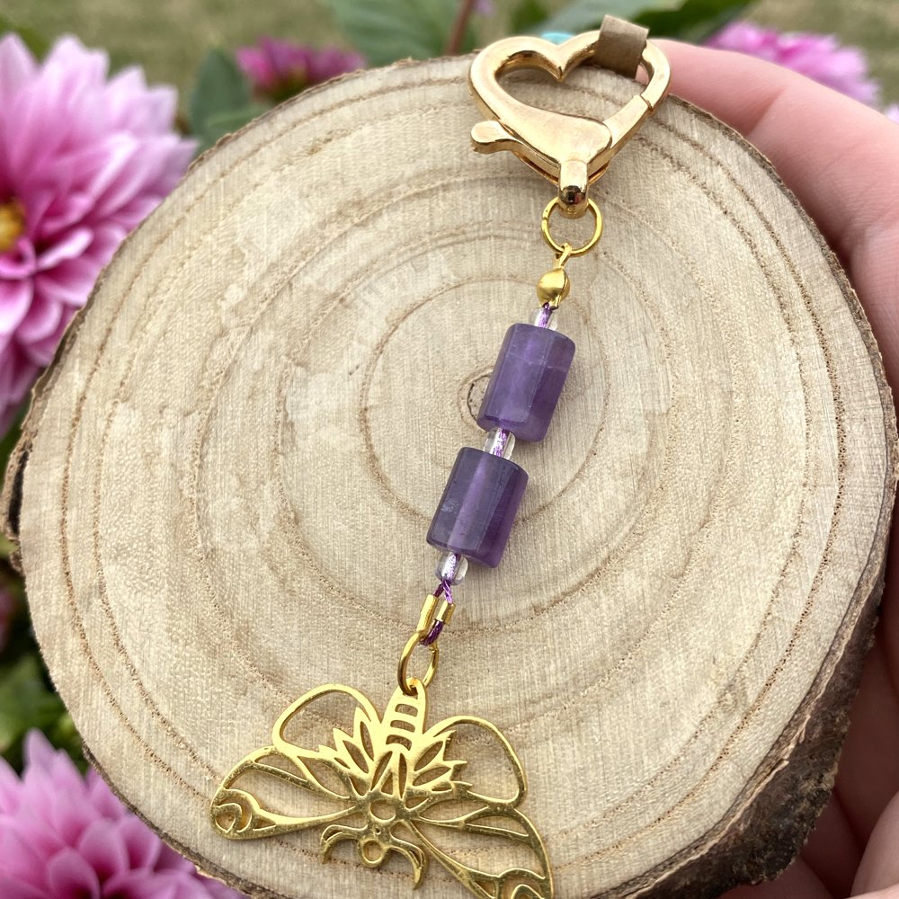 Porte-clé en améthyste avec une breloque papillon de nuit doré, fait main