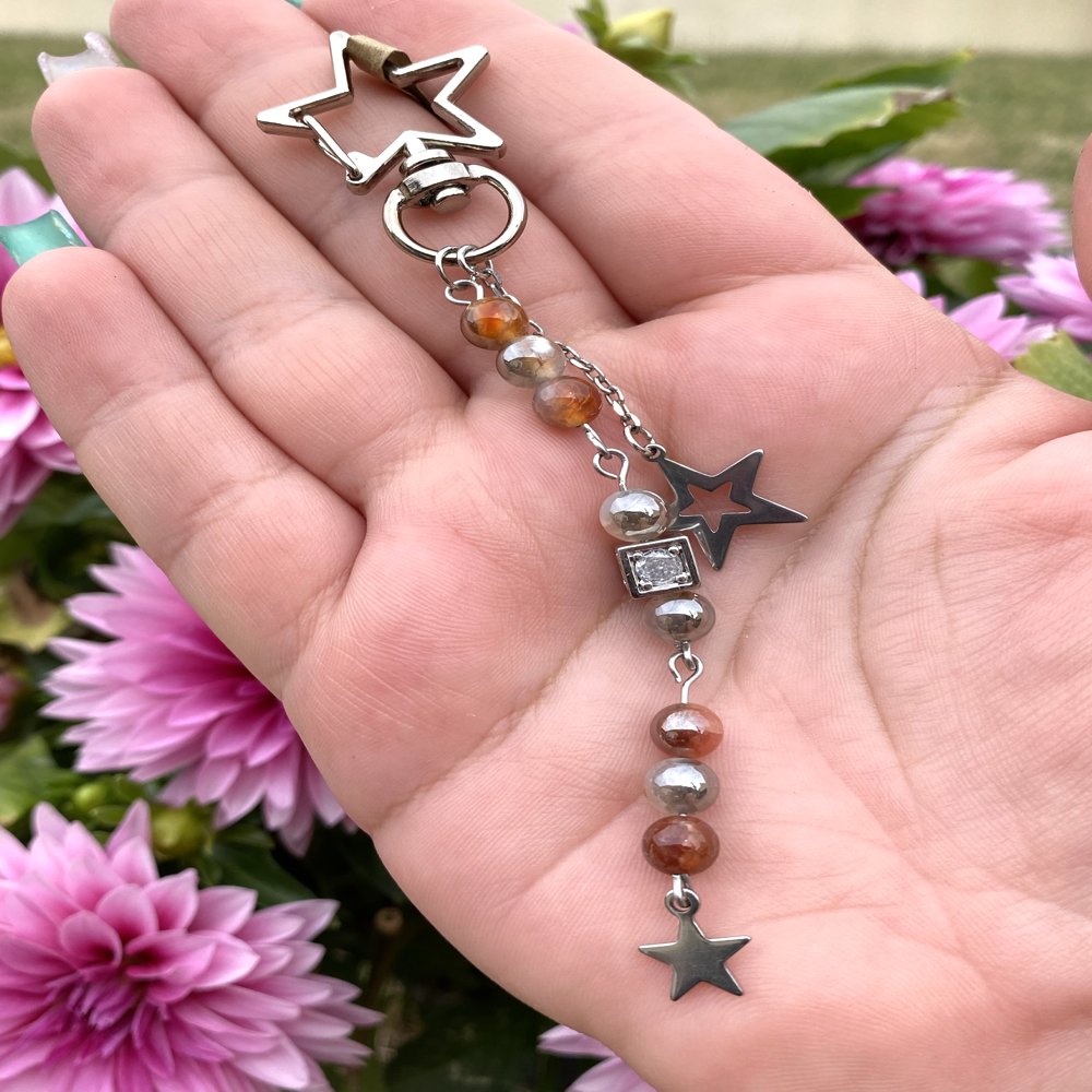 Porte-clé en agate, les perles d'agate sont disposées sur 3 tiges métalliques pour donner du mouvement, breloques étoile argent, fait main