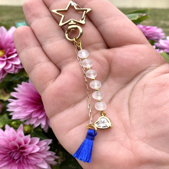 Porte-clé en sélénite avec pompon bleu roi suspendu à une chaîne et une breloque cœur doré contenant un strass, fait main