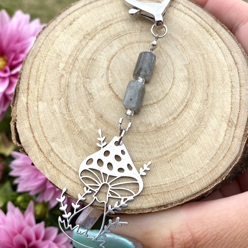 Porte-clé en labradorite avec une breloque champignon argenté, fait main