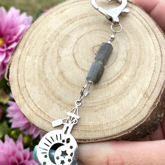 Porte-clé en labradorite avec une breloque potion magique argenté, fait main