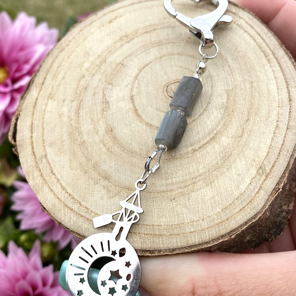 Porte-clé en labradorite avec une breloque potion magique argenté, fait main