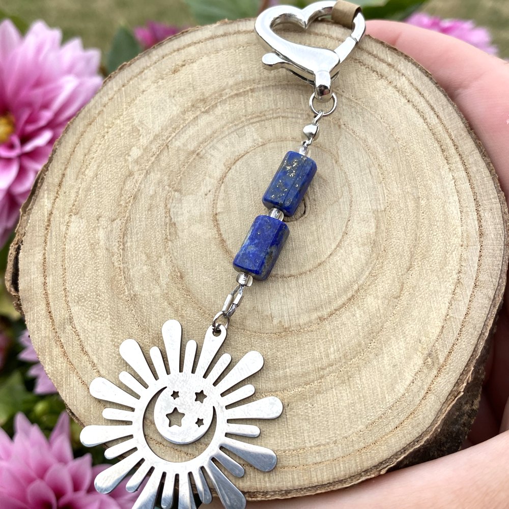 Porte-clé en lapis-lazuli avec une breloque soleil avec une lune en son sein argenté, fait main