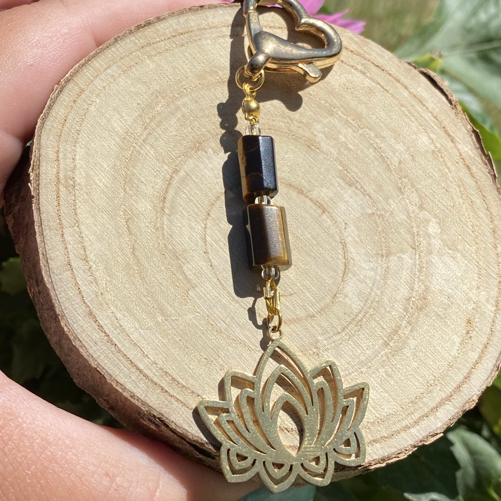 Porte-clé en œil de tigre avec une breloque lotus doré, fait main