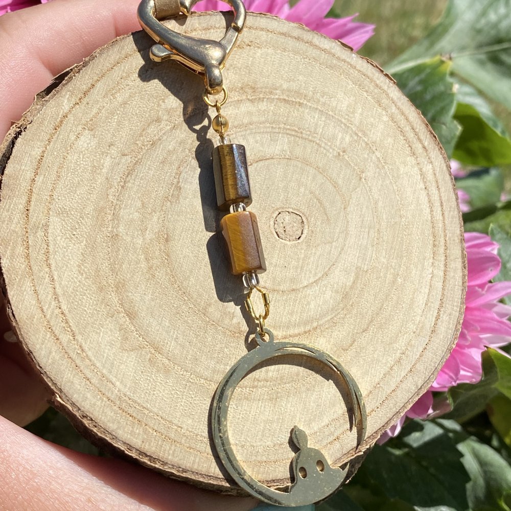 Porte-clé en œil de tigre avec une breloque bouddha sur la lune doré, fait main