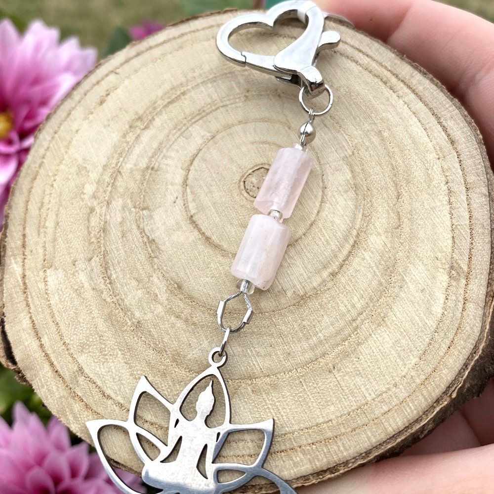 Porte-clé en quartz rose avec une breloque bouddha dans un lotus, fait main