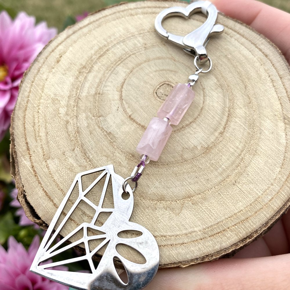 Porte-clé en quartz rose avec breloque cœur avec des cristaux en son sein, fait main