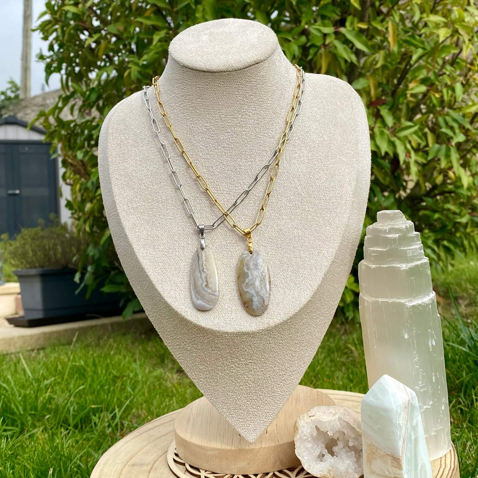 Collier pendentif agate du Botswana naturelle, forme goutte arrondie, sur chaîne à mailles rectangulaires. Pierre d’harmonie et d’équilibre émotionnel, bijou par Les Merveilles by Pauline.