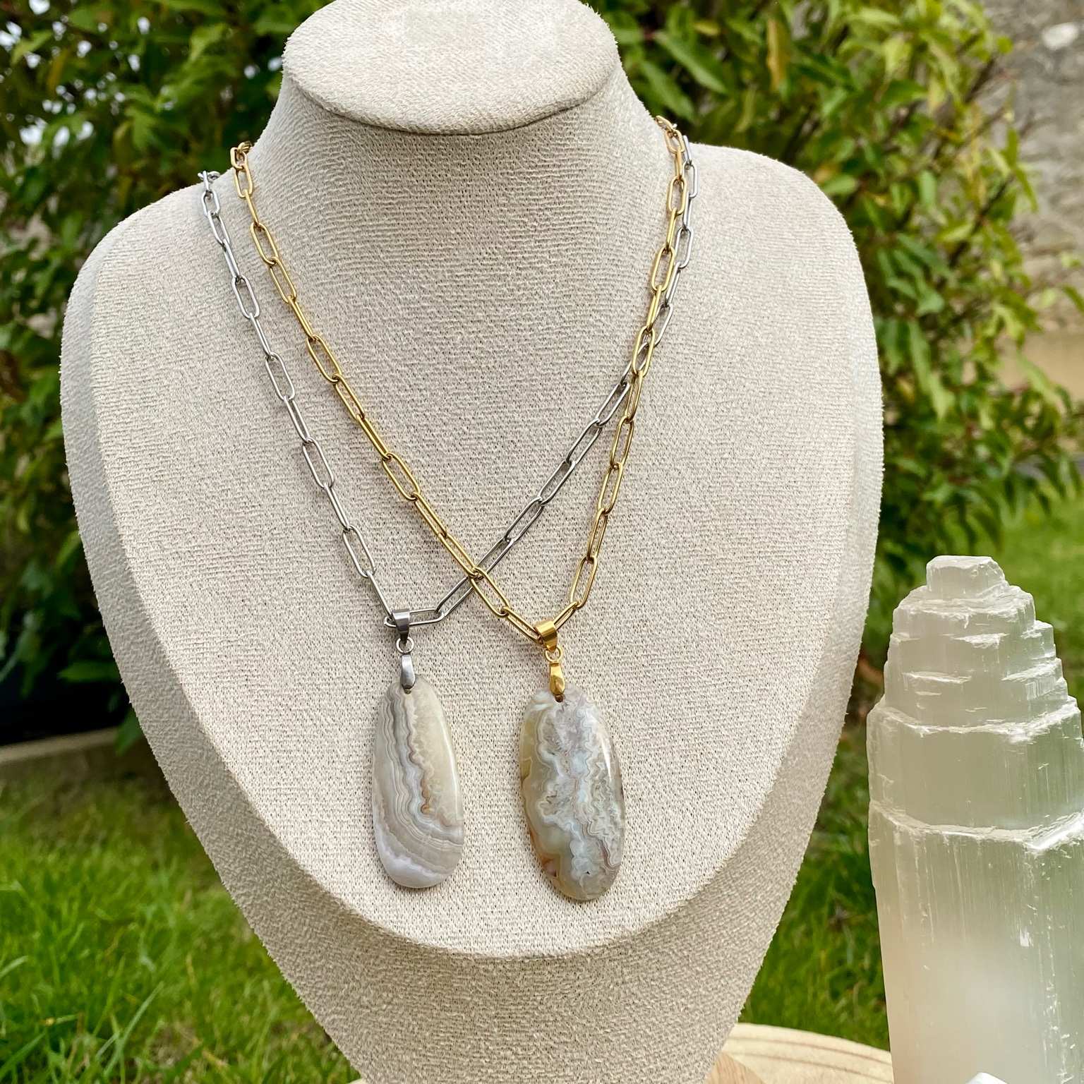 Collier pendentif agate du Botswana naturelle, forme goutte arrondie, sur chaîne à mailles rectangulaires. Pierre d’harmonie et d’équilibre émotionnel, bijou par Les Merveilles by Pauline.