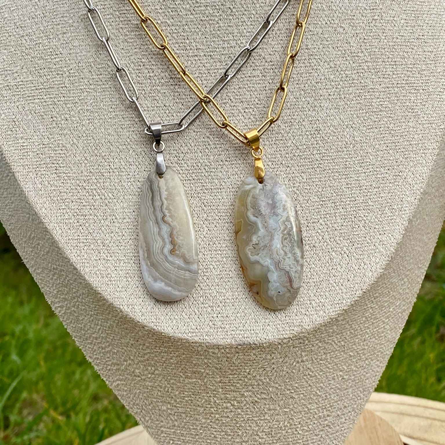 Collier pendentif agate du Botswana naturelle, forme goutte arrondie, sur chaîne à mailles rectangulaires. Pierre d’harmonie et d’équilibre émotionnel, bijou par Les Merveilles by Pauline.