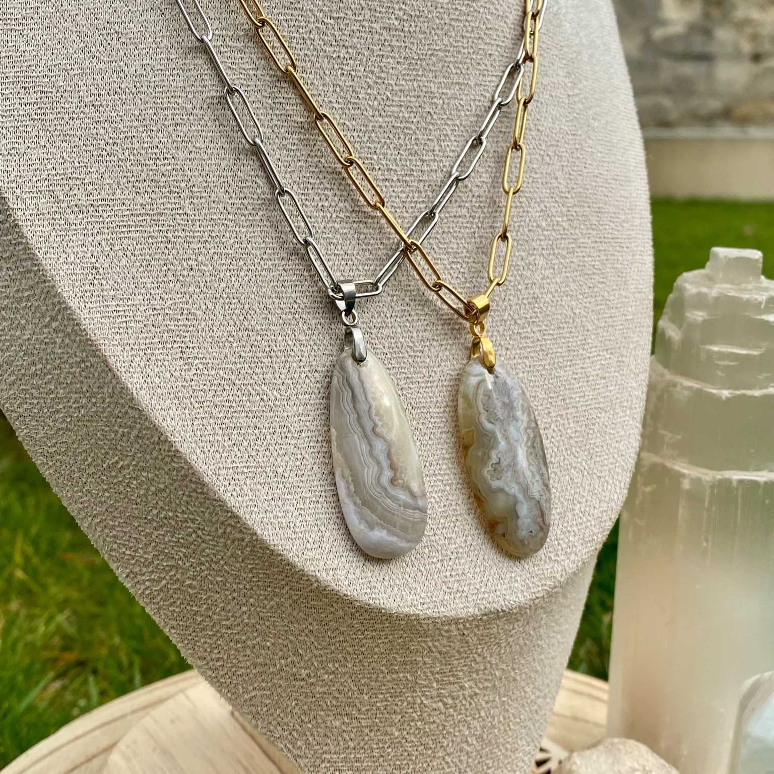 Collier pendentif agate du Botswana naturelle, forme goutte arrondie, sur chaîne à mailles rectangulaires. Pierre d’harmonie et d’équilibre émotionnel, bijou par Les Merveilles by Pauline.