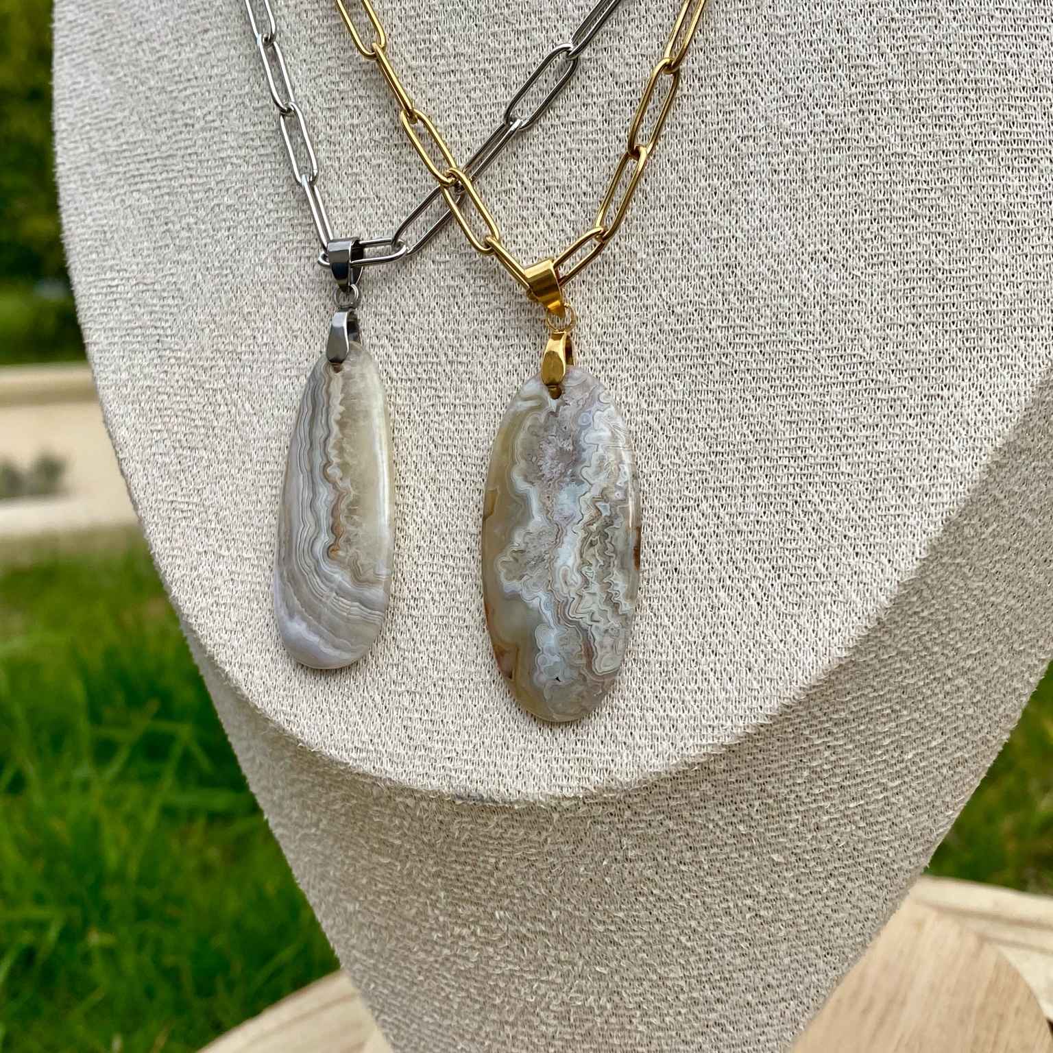 Collier pendentif agate du Botswana naturelle, forme goutte arrondie, sur chaîne à mailles rectangulaires. Pierre d’harmonie et d’équilibre émotionnel, bijou par Les Merveilles by Pauline.