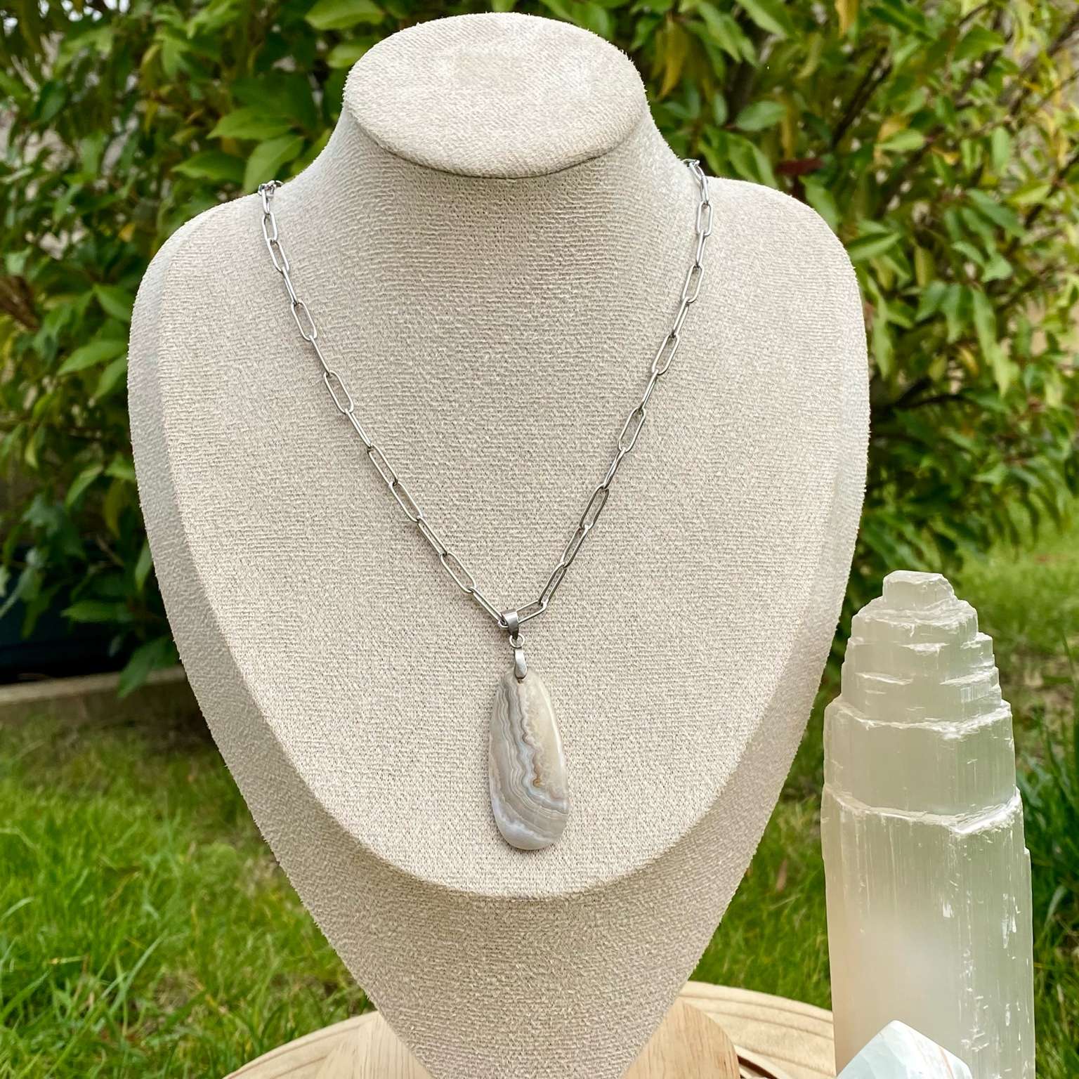 Collier pendentif agate du Botswana naturelle, forme goutte arrondie, sur chaîne à mailles rectangulaires. Pierre d’harmonie et d’équilibre émotionnel, bijou par Les Merveilles by Pauline.